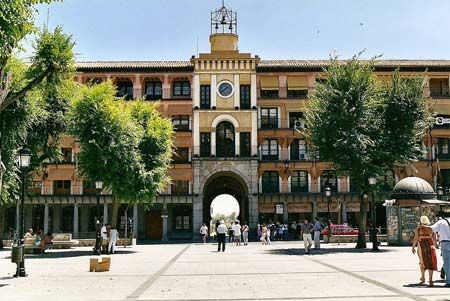 El Ayuntamiento ilumina con la bandera arcoíris la fachada de la Delegación del Gobierno de Zocodover este fin de semana