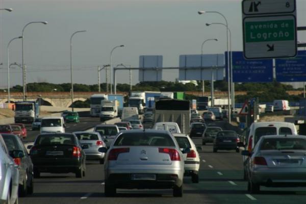 El Gobierno permite viajar a familias completas en coche sin mascarilla