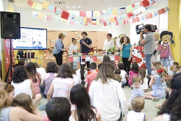 El chef Pepe Rodríguez presenta 'Regina As de la cocina', cuento protagonizado por una niña sordociega