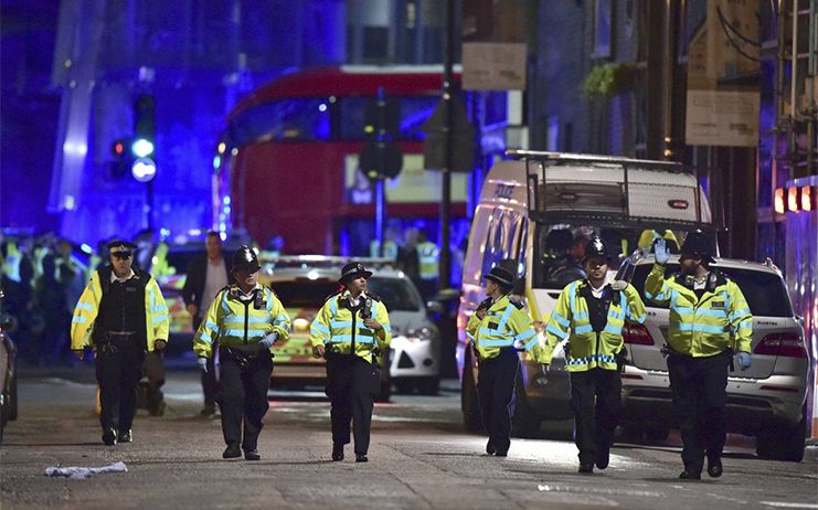 Nuevo atentado en el centro de Londres con una furgoneta envistiendo a peatones y terroristas apuñalando a personas