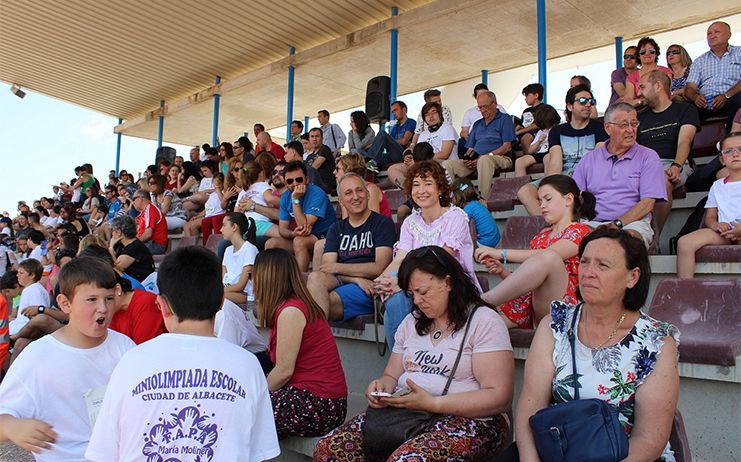 Mª Ángeles Martínez y Juan Francisco Jerez asisten a la celebración de la Miniolimpiada Escolar 
