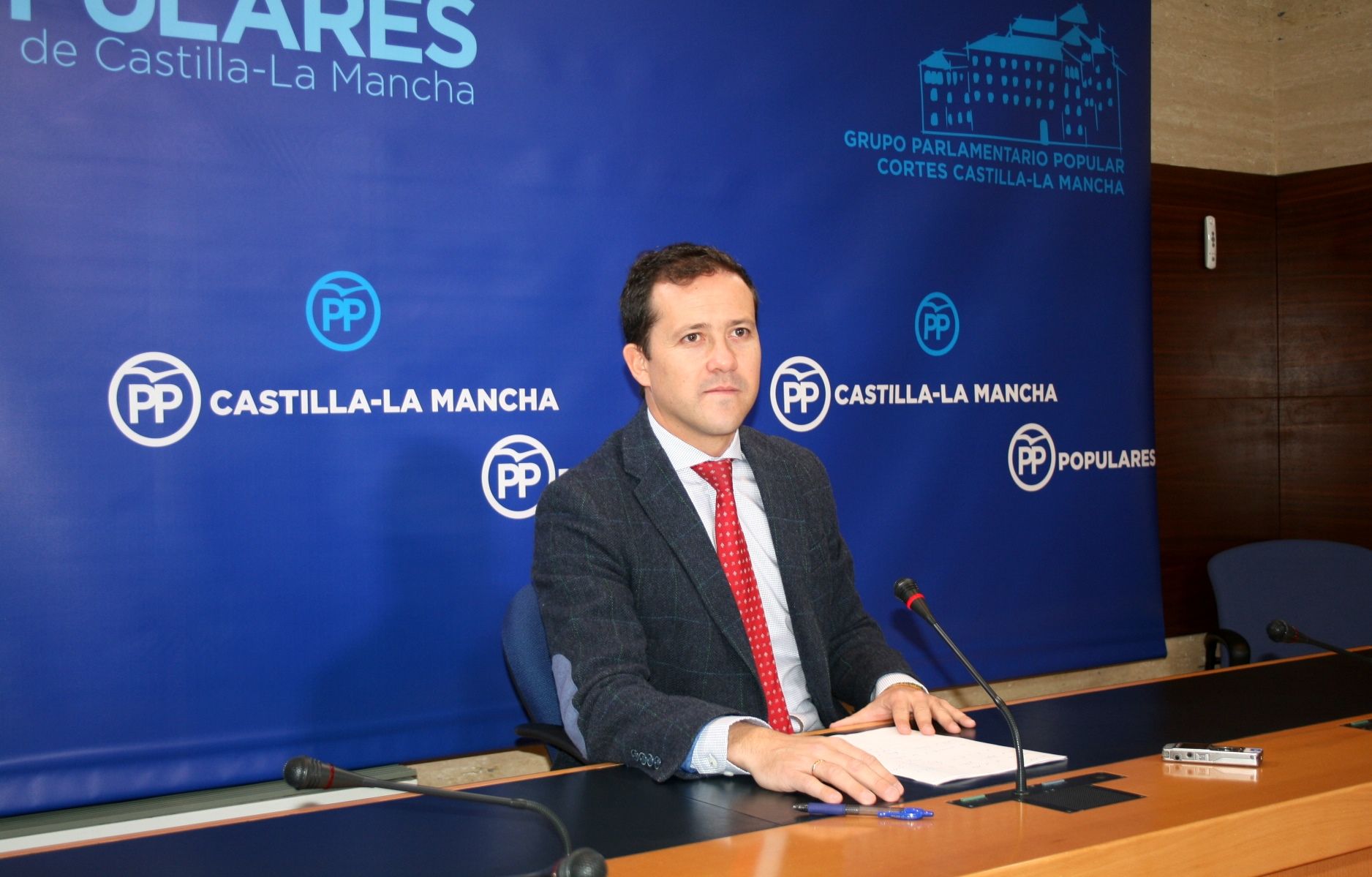 Velázquez denuncia que Page está provocando el desmoronamiento de la sanidad pública de Castilla-La Mancha
