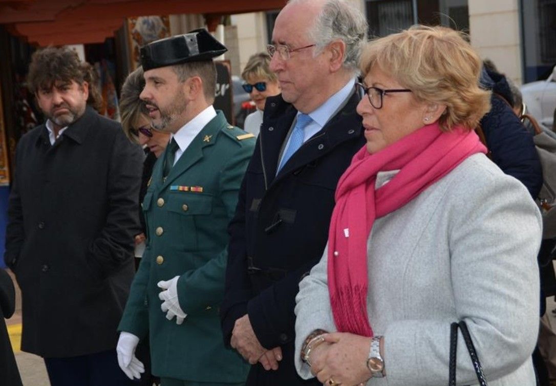El apego del Gobierno regional a las tradiciones se hace patente con la presencia de Francisco Pérez en la fiesta de San Antón de Puerto Lápice