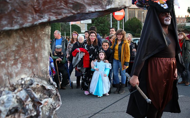 Milagros Tolón: “El Carnaval en los barrios invita a disfrutar con orgullo, ingenio y alegría de nuestra gente”