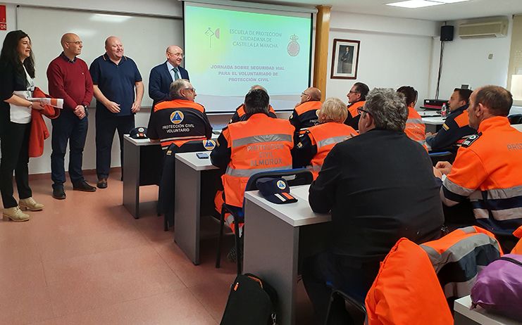 Un total de 48 integrantes de varios grupos de emergencia reciben formación en reanimación cardiopulmonar y educación vial