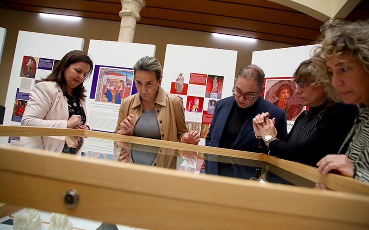 Tolón inaugura ‘Memoria de mujeres’ en la Facultad de Humanidades y destaca la contribución de la UCLM a la cultura local