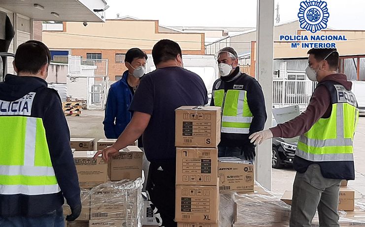 La Policía Nacional interviene 19.600 mascarillas, 498.000 guantes de nitrilo y  otro material sanitario