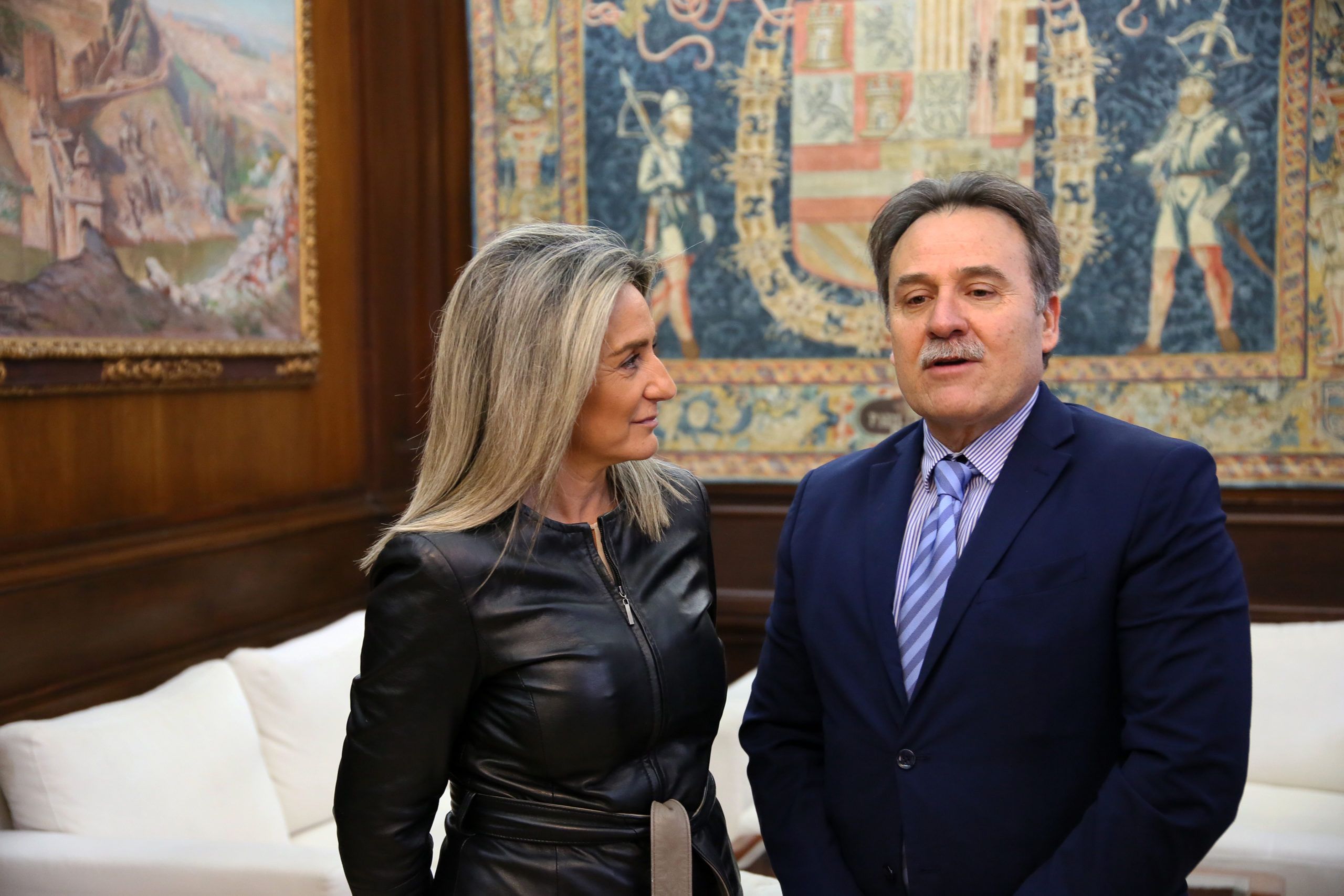Tolón recibe al embajador de Cuba en España para compartir la riqueza patrimonial y cultural que atesora la ciudad