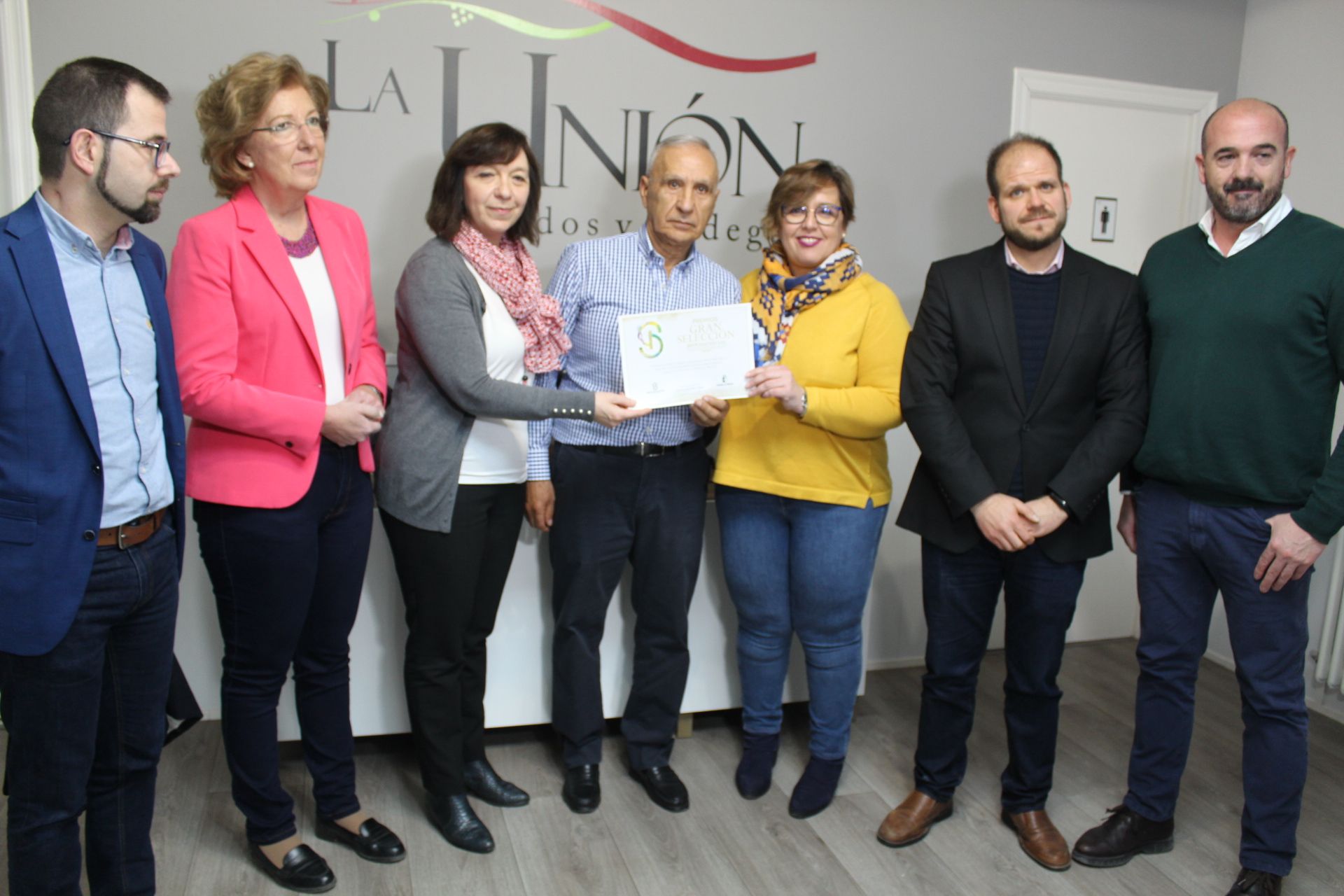 El Gobierno regional entrega el diploma Gran Selección categoría Oro, al vino Caz élite de la cooperativa ‘La Unión’ de Alcázar de San Juan
