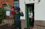 La Guardia Civil distribuye material informático a alumnos del instituto de Yunquera de Henares para que puedan seguir las clases desde sus domicilios