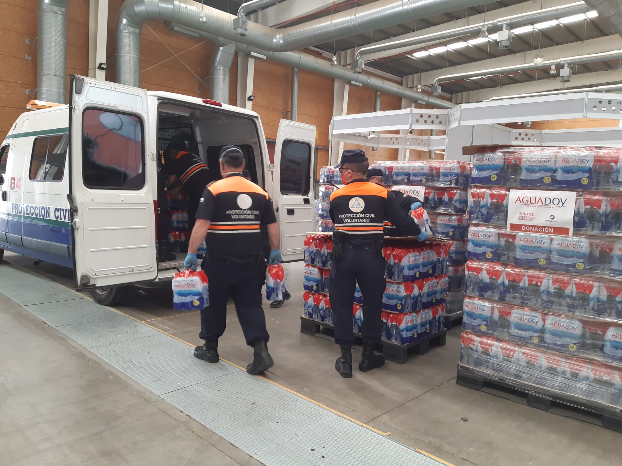 La alcaldesa de Gamonal y Aguadoy contribuyen con el recurso de alimentos de Talavera donando más de 300 kilos de productos no perecederos y 14.000 litros de agua