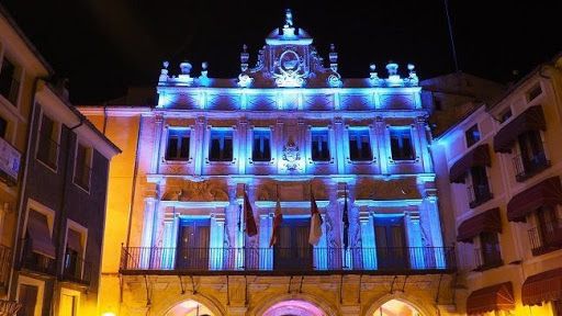 La fachada del Ayuntamiento de Cuenca se tiñe de azul en el Día Internacional de la Enfermería