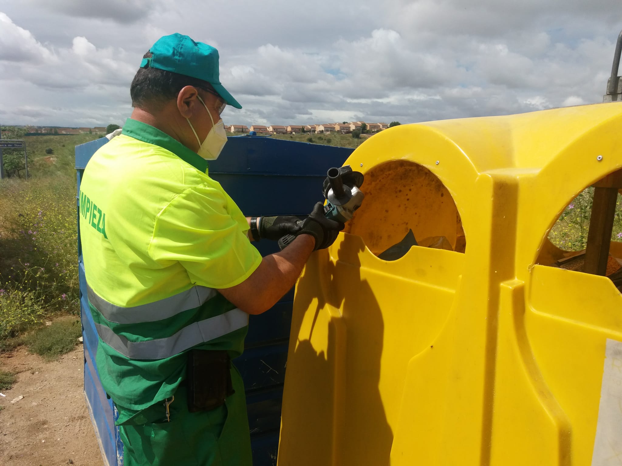 El Consistorio de Toledo comienza a ampliar la boca de los contenedores de envases que lo permiten para evitar contagios