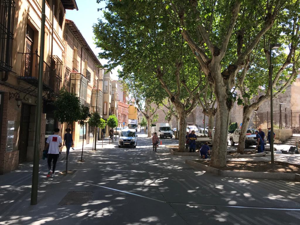 El Ayuntamiento de Taavera adecúa la calle Corredera para favorecer sinergias entre la movilidad peatonal y la actividad del comercio local