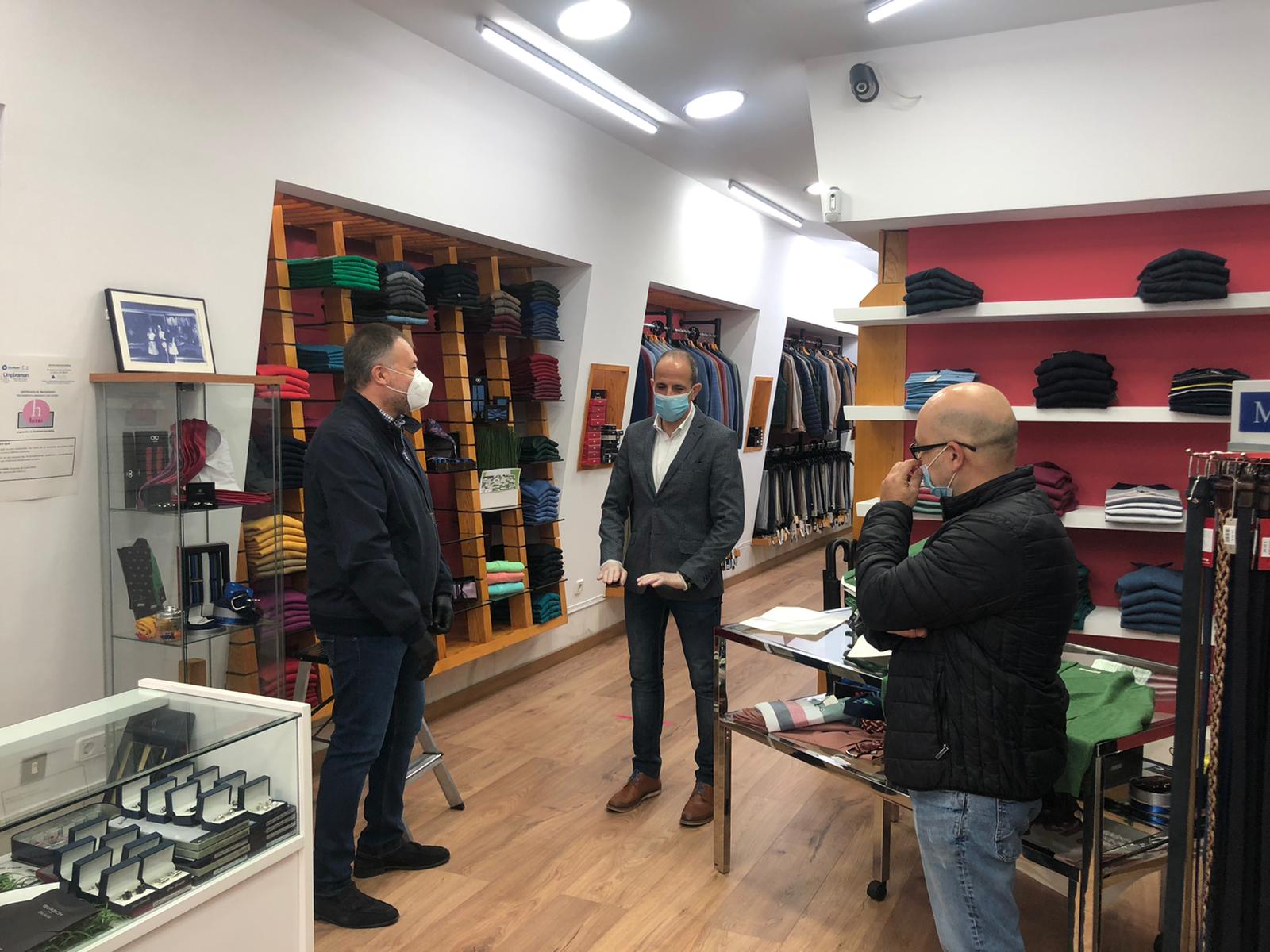 El alcalde de Cuenca anima a los conquenses a comprar en el comercio local, tomando las medidas de seguridad oportunas