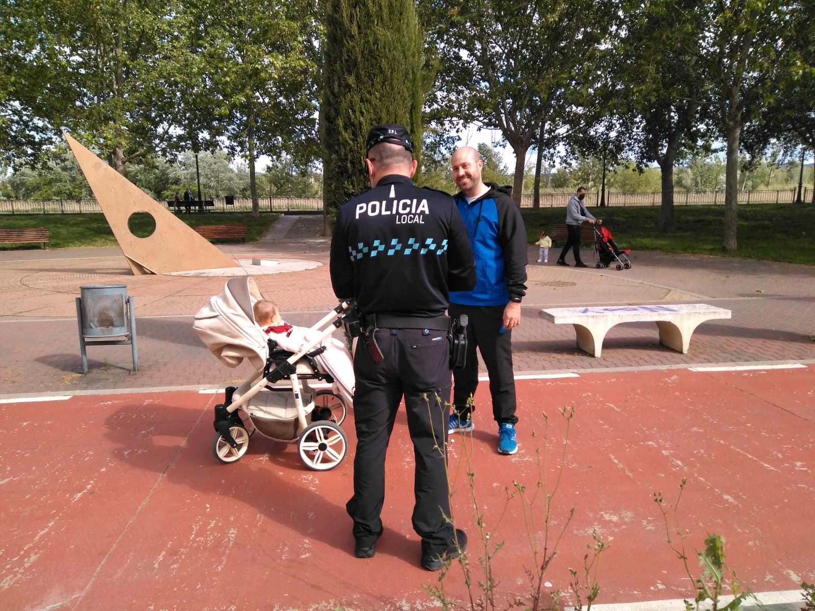 La Policía Local de Talavera prosigue con las labores de información y control tras las nuevas medidas adoptadas para el paseo y la práctica de ejercicio físico de las personas en la calle