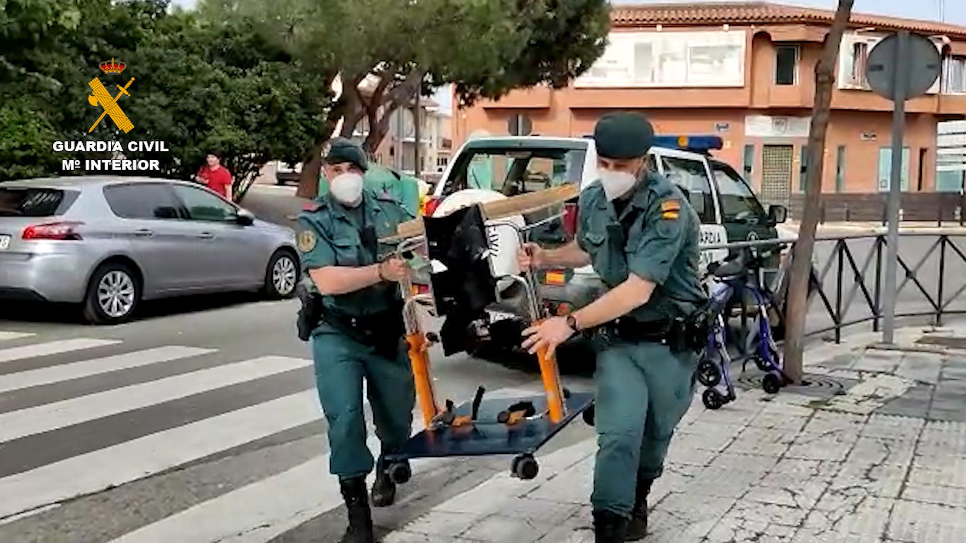 La Guardia Civil entrega material de rehabilitación material escolar en diversos núcleos rurales