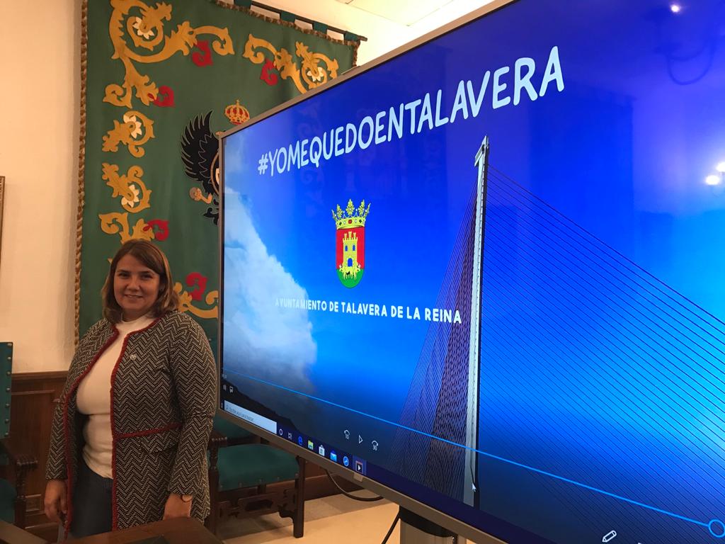 La alcaldesa presenta el vídeo promocional para animar y apoyar el consumo local bajo la etiqueta #YoMeQuedoEnTalavera