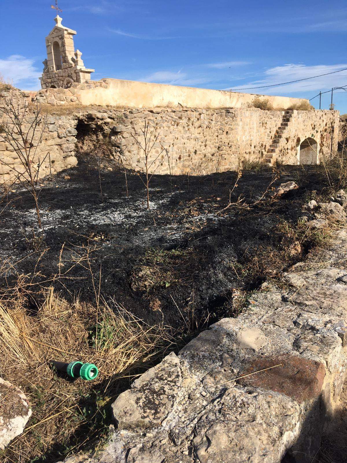 Quema controlada de maleza en el entorno de la ciudad medieval de Moya para contribuir a preservar su patrimonio