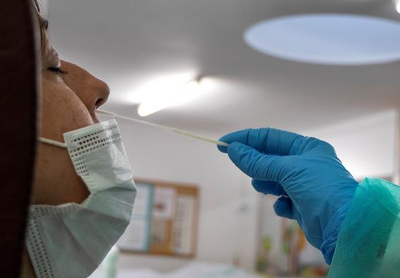 El Gobierno de Castilla-La Mancha ha distribuido esta semana cerca de 670.000 artículos de protección para profesionales sanitarios