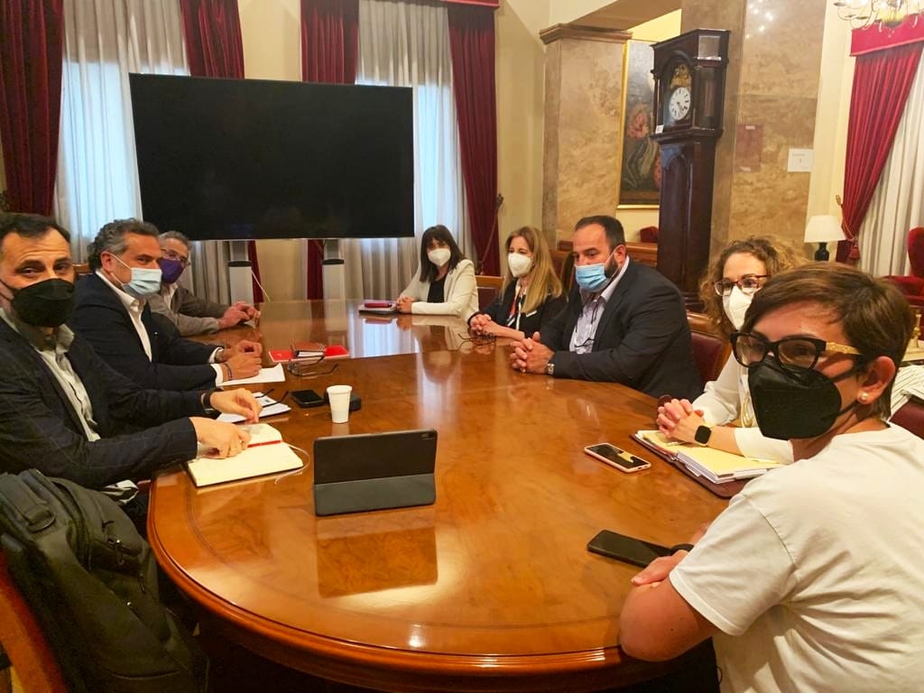 Los senadores del PSOE por Albacete abren las puertas de la Cámara Alta a la cooperativa albaceteña 'Champinter'