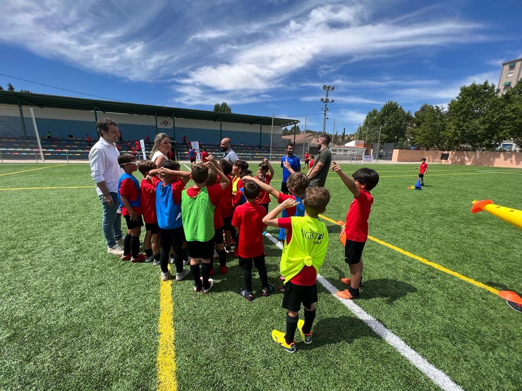 La alcaldesa visita el Campus de Fútbol del Atlético de Madrid en el que colabora el Ayuntamiento de Toledo