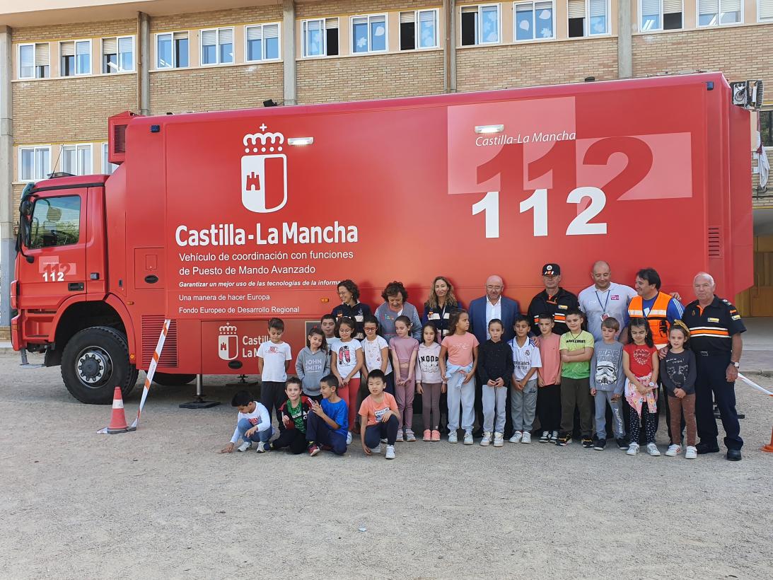 El Servicio 1-1-2 visita el colegio público ‘Constitución española’ de Madrigueras, para enseñar el uso del teléfono de emergencias