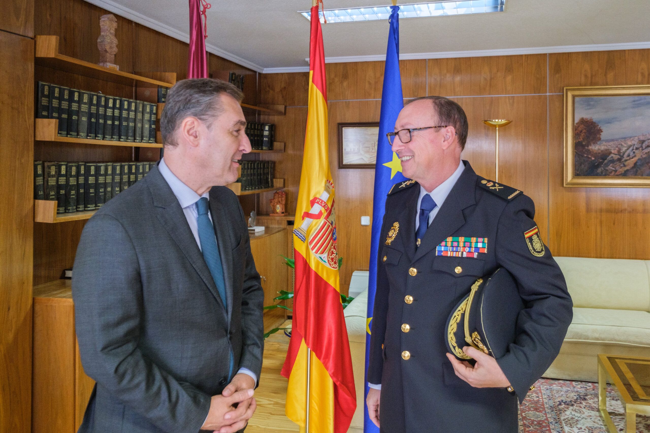 El delegado del Gobierno de España en Castilla-La Mancha recibe al nuevo jefe superior de Policía Nacional en la región