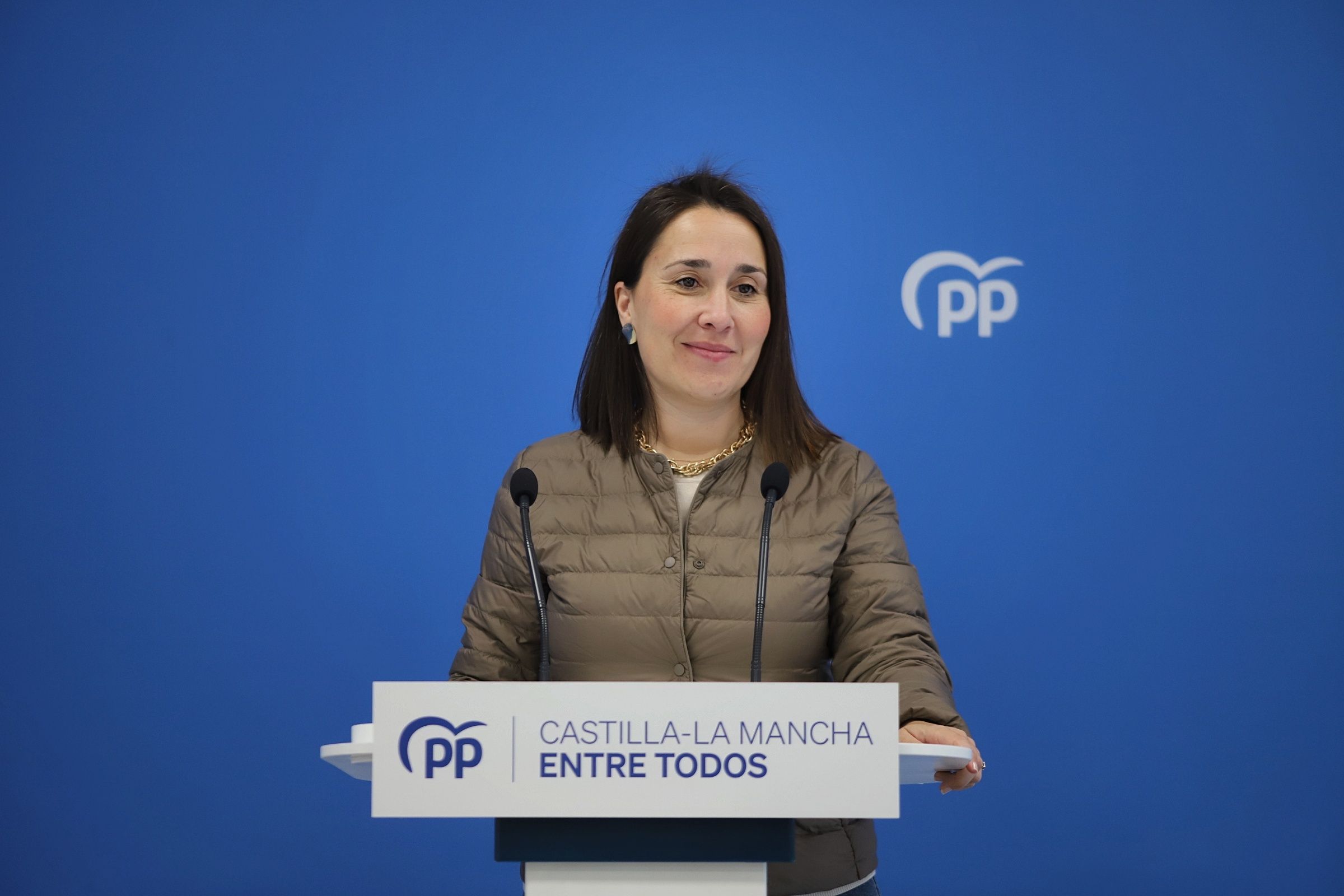 Hernández pregunta a Page qué opina del uso de la prostitución de sus compañeros: 