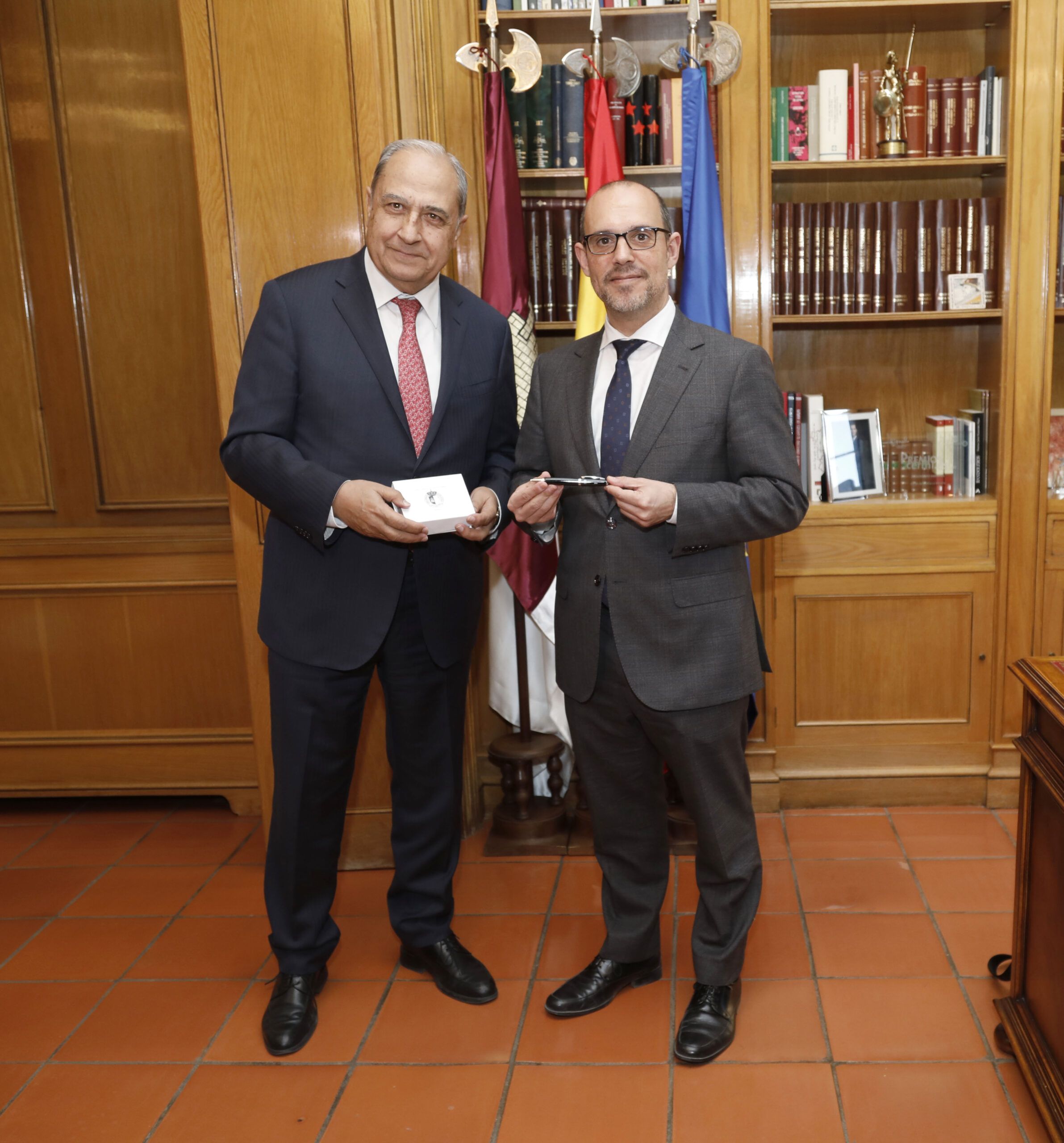 El presidente del Consejo Consultivo entrega la Memoria Anual al presidente de las Cortes regionales