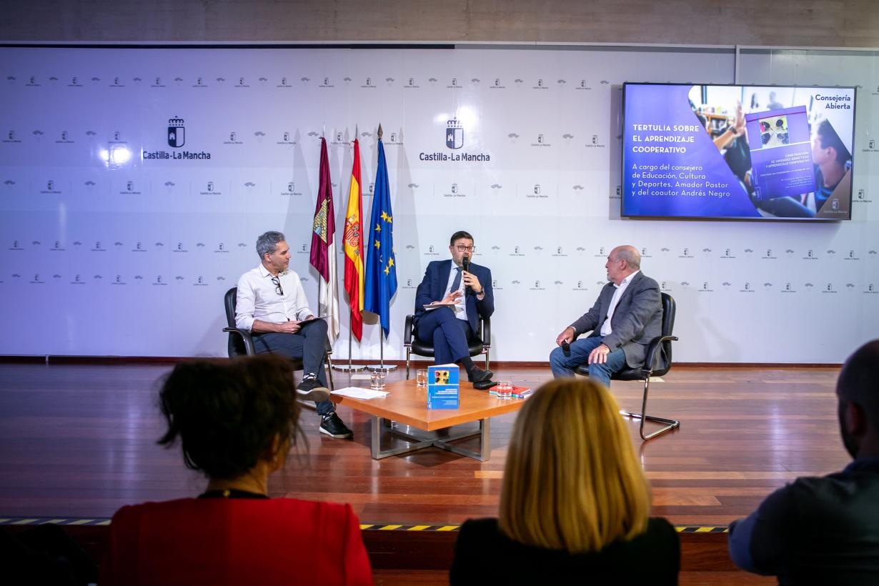 El Gobierno regional aborda el aprendizaje cooperativo en una nueva edición de ´Consejería abierta´ junto al docente y pedagogo, Andrés Negro
