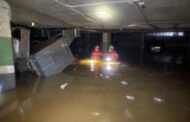 Los Bomberos del Ayuntamiento de Cuenca trabajan desde ayer en la extracción de agua de un parking del municipio valenciano de Sedaví