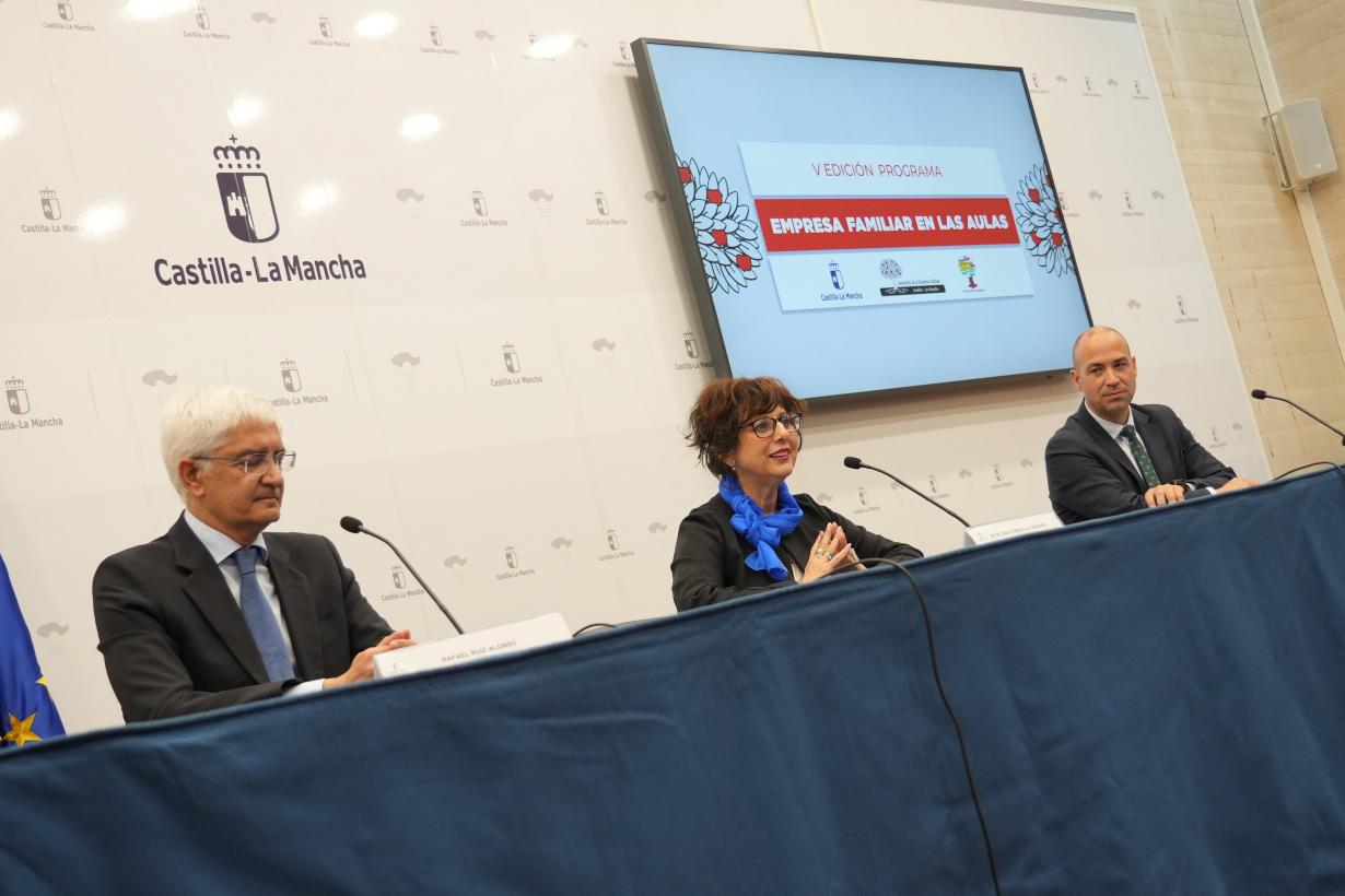La Junta destina más de 54 millones en los últimos años a los centros educativos para realizar intervenciones, beneficiando así a la empresa local