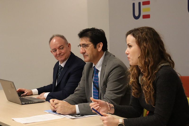 El Gobierno de Castilla-La Mancha reclama en Europa más mecanismos para garantizar la protección de la artesanía, como la cuchillería de Albacete