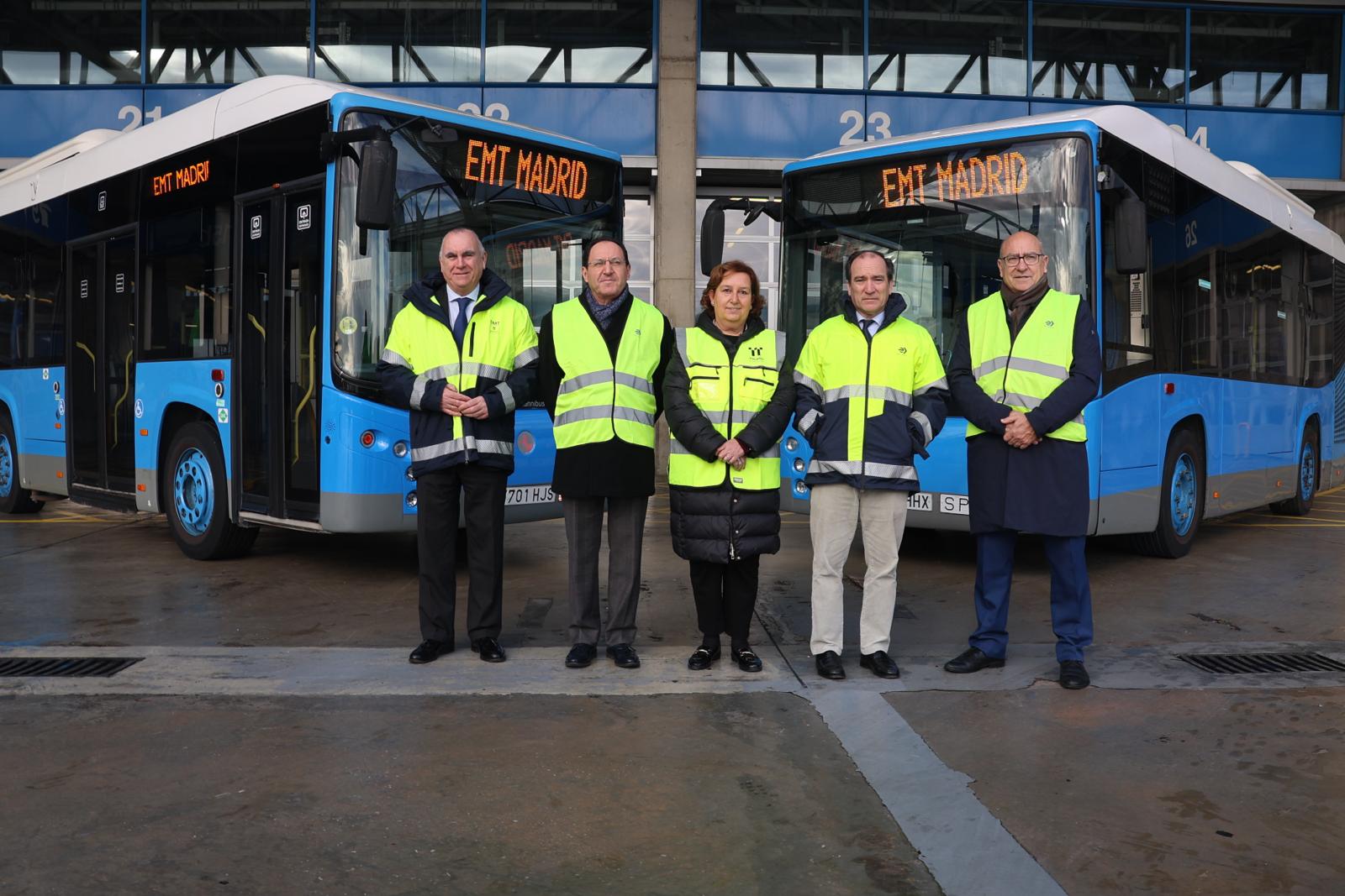 La presidenta de la Diputación de Toledo recepciona dos autobuses de la EMT de Madrid para reforzar su compromiso con el turismo y la lucha contra la despoblación