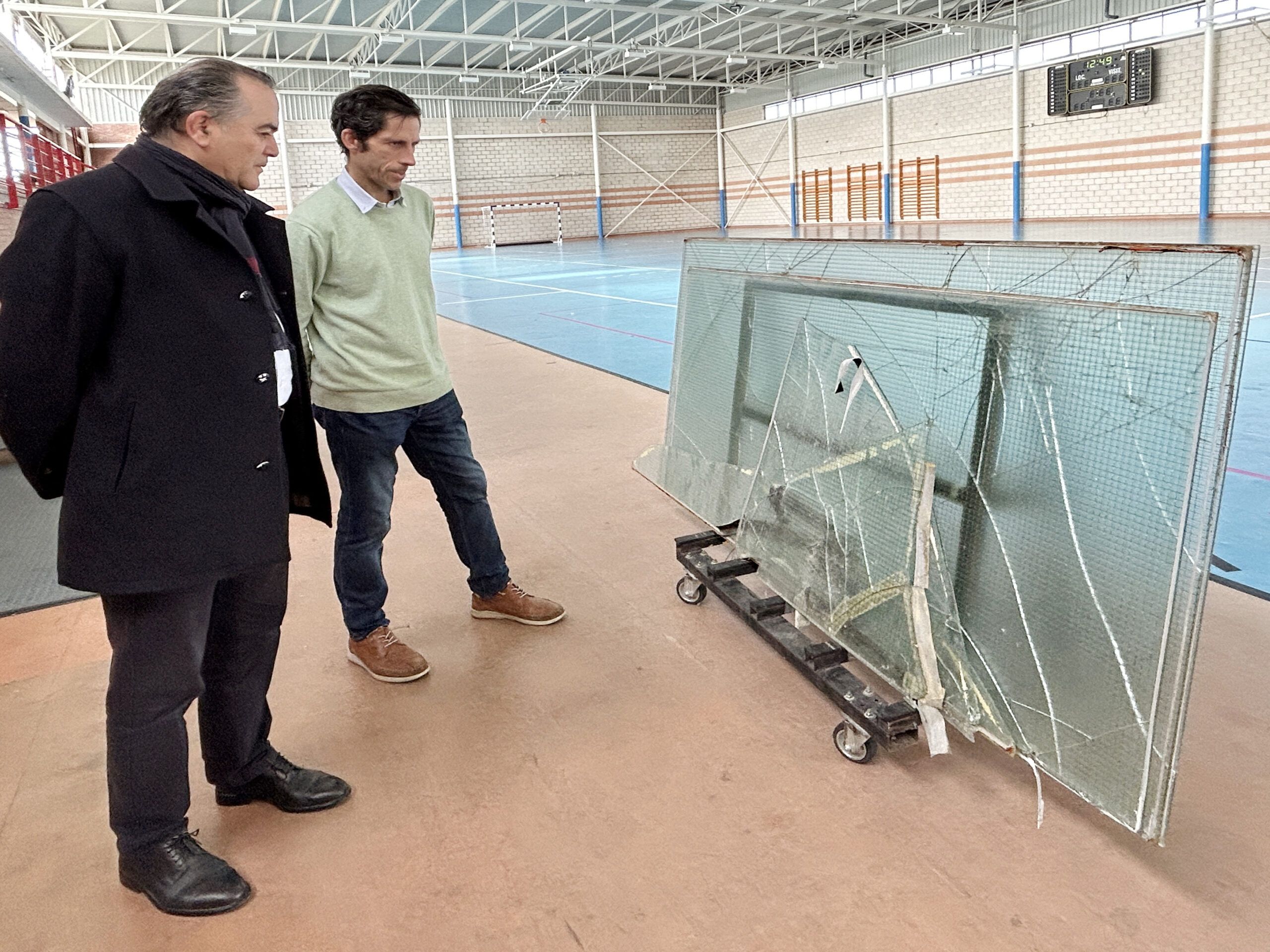 El alcalde supervisa la reposición de 12 cristales en el polideportivo de Patrocinio tras más de 15 de deterioro