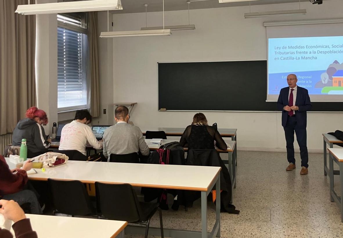 Castilla-La Mancha ha puesto en marcha ayudas de hasta 12.000 euros para alumnos de zonas despobladas que cursen estudios universitarios