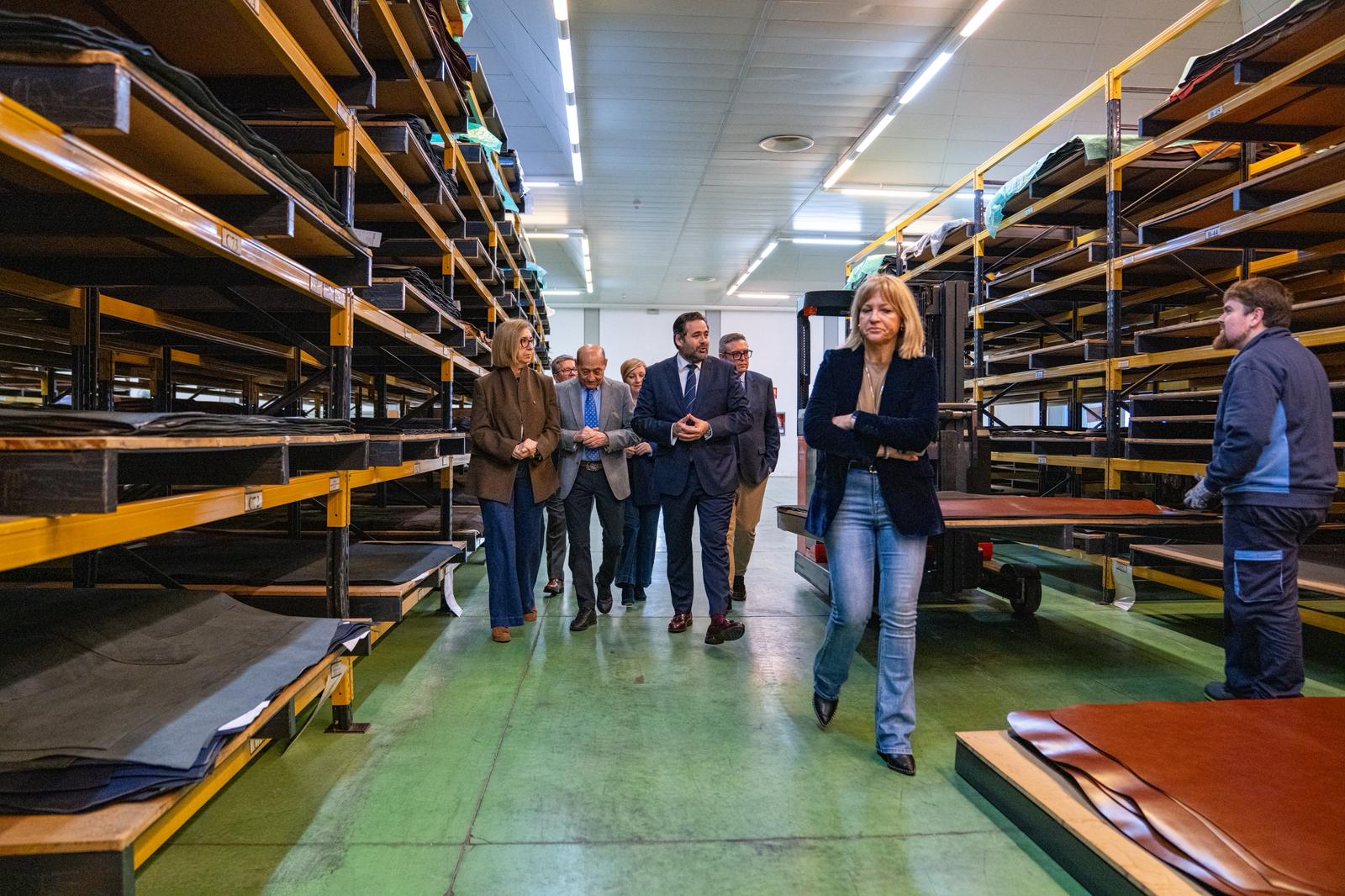 Núñez incide en que bajar impuestos y reducir burocracia 