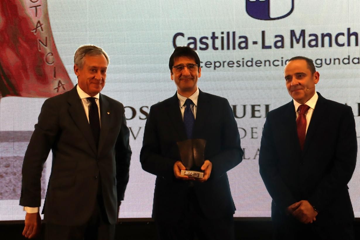 El Gobierno de Castilla-La Mancha recibe el premio a la “constancia” por su trabajo para llevar la voz de la región a Europa y para atraer fondos europeos