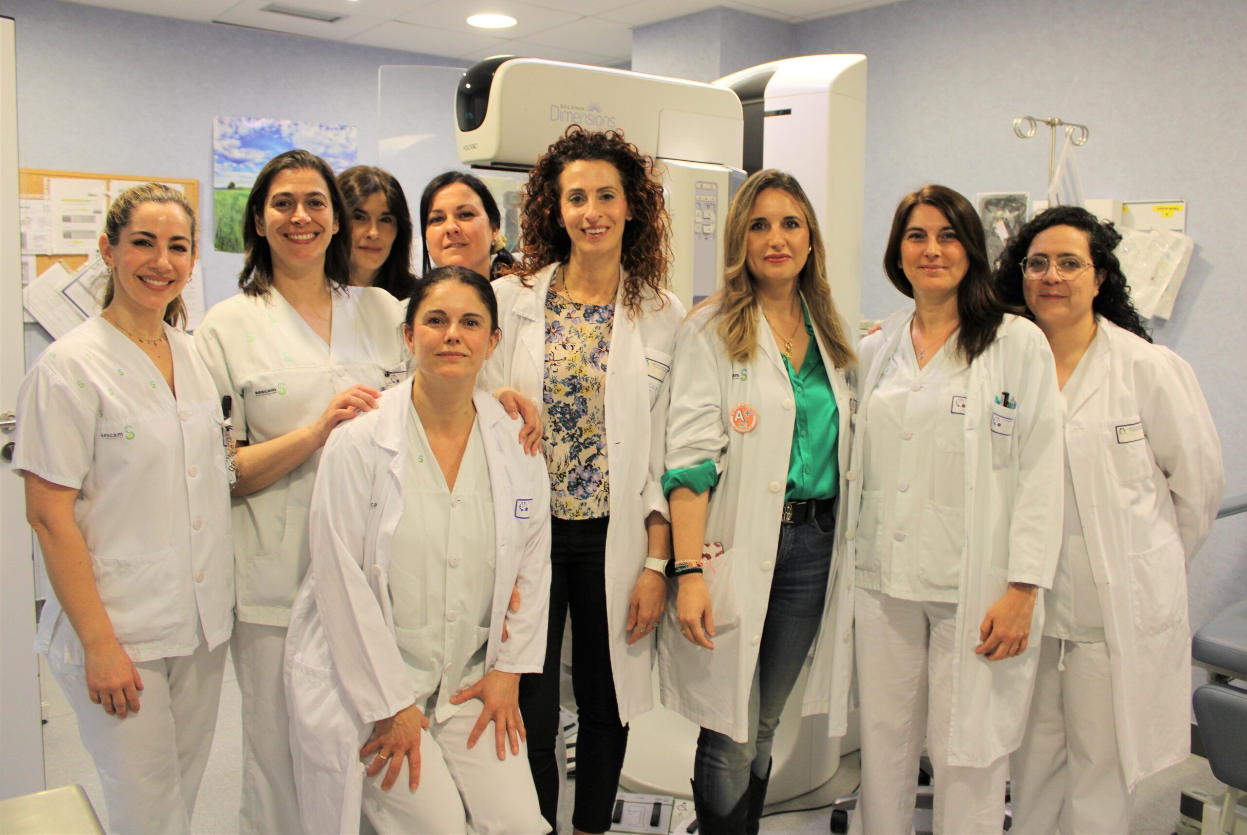 El Hospital Universitario Mancha Centro incorpora la mamografía con contraste para mejorar el diagnóstico del cáncer de mamaEl Servicio de Radiodiagnóstico de la Gerencia de Atención Integrada de Alcázar de San Juan, dependiente del Servicio de Salud de Castilla-La Mancha (SESCAM), ha incorporado durante el mes de febrero una novedosa técnica de imagen mamaria avanzada para el diagnóstico del cáncer de mama conocida como mamografía con contraste (CEM, por sus siglas en inglés).  Este procedimiento combina la realización de una mamografía digital, similar a la que las pacientes están habituadas a realizarse, con la administración previa de contraste intravenoso yodado y un procesamiento digital avanzado de las imágenes obtenidas que permite realzar áreas de captación patológica, facilitando así una evaluación más precisa por parte de los especialistas.  La prueba se lleva a cabo en la propia sala del mamógrafo. Durante el procedimiento se canaliza una vía periférica a la paciente a través de la cual se administra el contraste intravenoso y, minutos después, se realizan varias proyecciones mamográficas. Estas imágenes son posteriormente procesadas mediante un software específico que permite a los radiólogos identificar con mayor claridad posibles lesiones.  La mamografía con contraste aumenta la visibilidad de lesiones mamarias que podrían pasar desapercibidas en una mamografía convencional y facilita una mejor caracterización de las mismas. Además de estudiar la morfología de las lesiones, esta técnica permite analizar su metabolismo, ofreciendo una rentabilidad diagnóstica similar a la resonancia magnética mamaria con contraste y superior a la combinación de mamografía y ecografía.  Esta prueba resulta especialmente útil para pacientes con indicación de resonancia magnética mamaria que, por diferentes motivos, no pueden someterse a esta exploración, como ocurre en casos de portadoras de implantes metálicos o marcapasos, pacientes con claustrofobia, obesidad o mujeres de edad avanzada que no toleran el decúbito prono. Asimismo, puede aportar mayor certeza diagnóstica en situaciones complejas evaluadas mediante tomosíntesis o ecografía, en pacientes derivadas del programa de cribado de cáncer de mama o en mujeres previamente intervenidas con sospecha de recidiva en la cicatriz quirúrgica. También se perfila como una técnica con gran potencial en el cribado de mujeres con riesgo elevado de cáncer de mama o con mamas densas.  Alta capacidad diagnóstica  En este sentido, la doctora María Arias, facultativa especialista en Radiodiagnóstico de la Gerencia de Alcázar de San Juan, ha explicado que “la mamografía con contraste permite identificar con mayor claridad lesiones que en ocasiones pueden resultar difíciles de caracterizar con las técnicas convencionales, lo que mejora la precisión diagnóstica y facilita la toma de decisiones clínicas”.  Asimismo, ha resaltado que “se trata de una exploración relativamente rápida y bien tolerada por las pacientes, que aporta información funcional muy valiosa y que, en determinados casos, puede ofrecer resultados comparables a los de la resonancia magnética mamaria”.  Formación y trabajo multidisciplinar  Por su parte, la doctora Rocío Lerma, también facultativa del Servicio de Radiodiagnóstico, ha subrayado que “la incorporación de esta técnica supone un paso más en la mejora de la radiología mamaria del hospital, ya que amplía las posibilidades diagnósticas y permite ofrecer una alternativa eficaz a pacientes que no pueden someterse a resonancia magnética”.  Lerma ha añadido que “su implantación ha requerido un importante esfuerzo formativo por parte del equipo de radiología, así como la colaboración con otros profesionales implicados en el diagnóstico y tratamiento del cáncer de mama”.  Arsenal diagnóstico  Con la incorporación de la mamografía con contraste, el Hospital Universitario Mancha Centro amplía el arsenal diagnóstico, terapéutico e intervencionista de la radiología mamaria, que ya cuenta con técnicas como tomosíntesis, ecografía, resonancia magnética, biopsias con aguja gruesa, biopsias por vacío guiadas tanto por tomosíntesis como por ecografía, colocación de marcadores, arpones y semillas ferromagnéticas, así como exéresis ecoguiadas de lesiones.  Para la implantación de esta nueva técnica, el Servicio de Radiología ha desarrollado durante el último año un plan formativo específico dirigido a sus profesionales. Todos los miembros del servicio han tenido la oportunidad de participar en cursos sobre mamografía con contraste impartidos por radiólogos de otros centros con experiencia en este procedimiento.  Además, desde el propio servicio, las doctoras Lerma y Arias han impartido varias sesiones de actualización en radiología mamaria dirigidas a profesionales de Enfermería, técnicos superiores en Imagen para el Diagnóstico y facultativos de otras especialidades como cirugía o ginecología interesados en esta nueva prestación.  Desde el inicio de la actividad el pasado mes de febrero, el Hospital Universitario Mancha Centro ha realizado un total de siete mamografías con contraste.