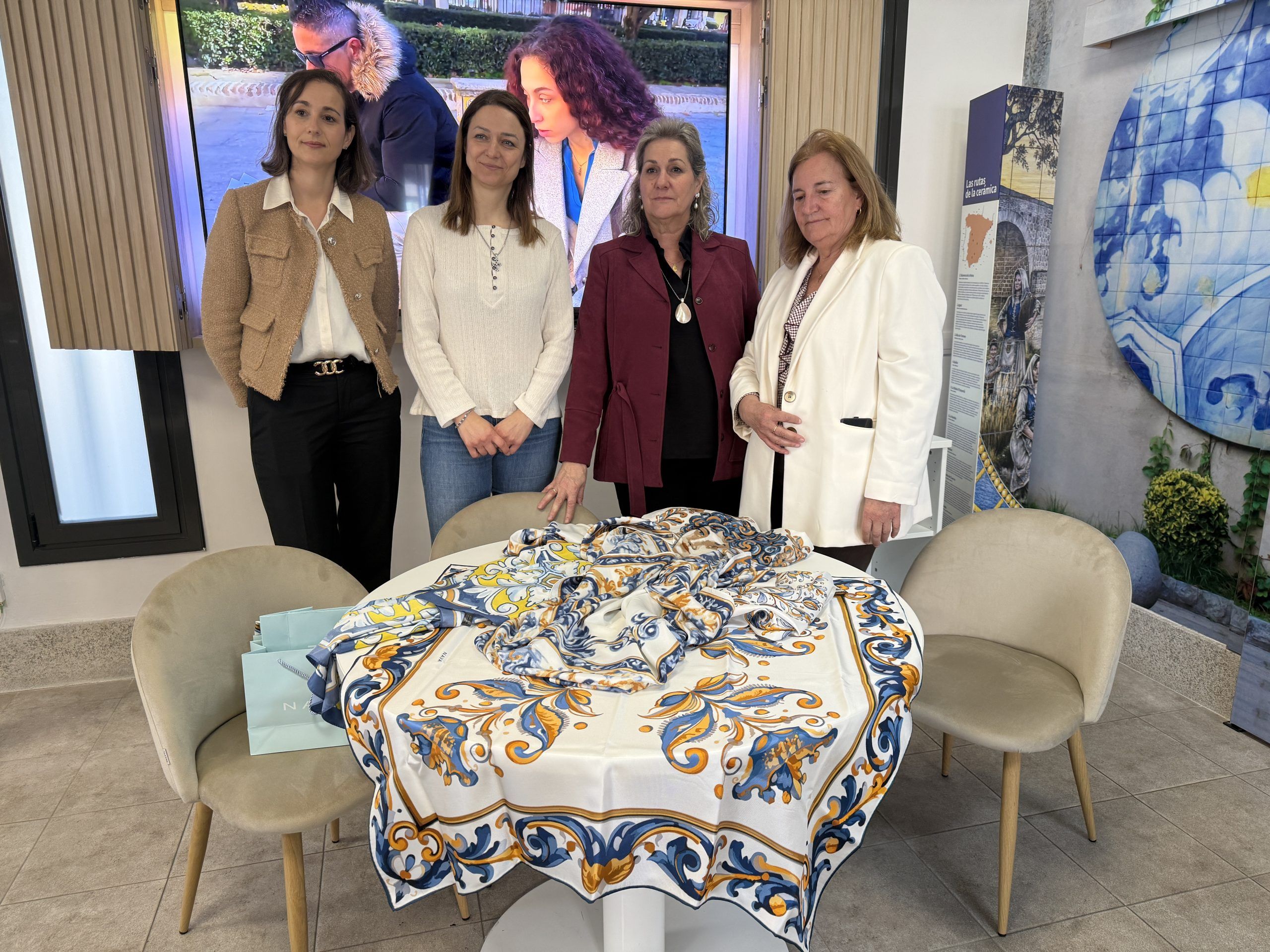 Delgado presenta una nueva colección de pañuelos de seda inspirados en la cerámica talaverana