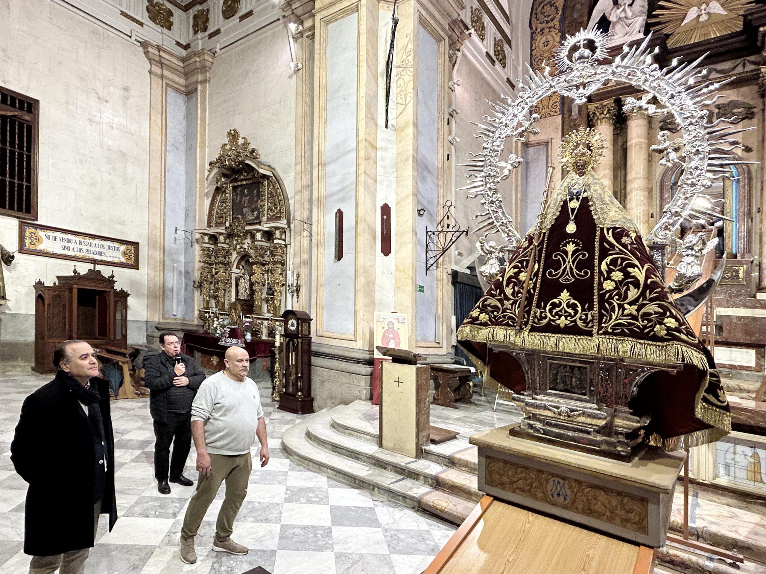 Gregorio asiste al traslado de la Virgen del Prado con motivo del inicio de la restauración del altar mayor y la cúpula
