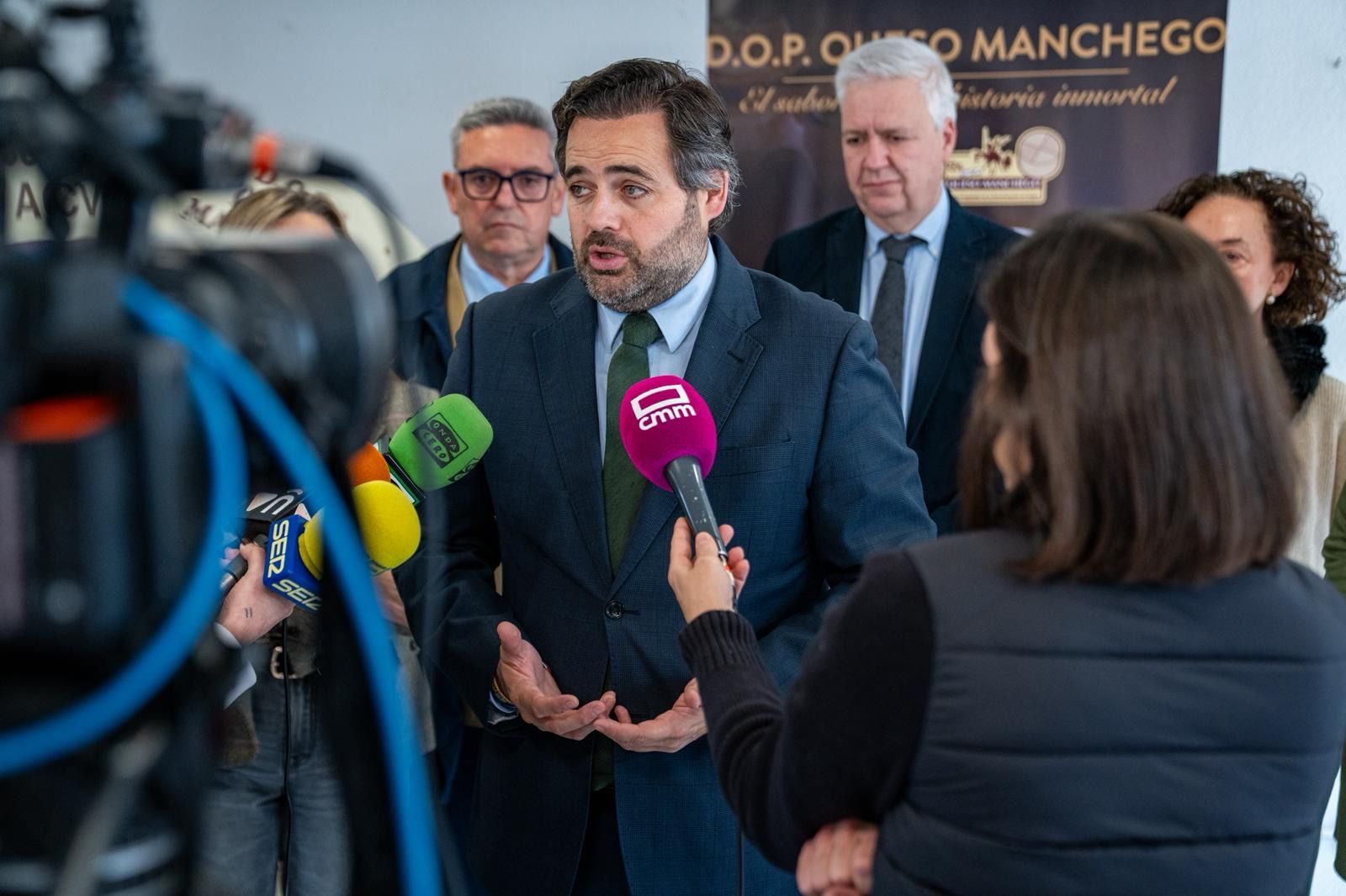 Núñez exige políticas urgentes y eficaces para proteger al queso manchego y al sector primario de Castilla-La Mancha: “Con pancartas y soflamas no se abren nuevos mercados”